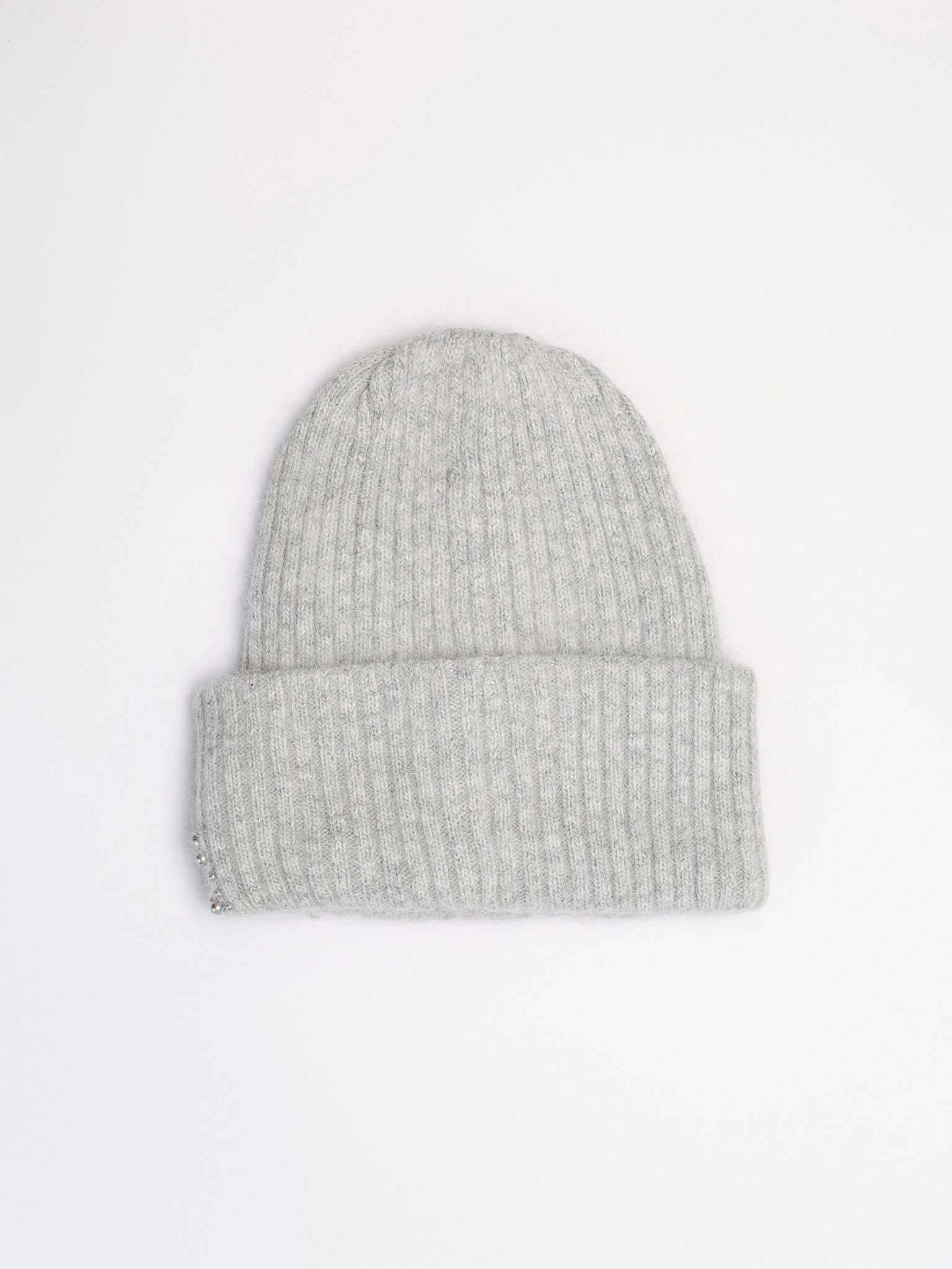 Шапка-бини двойная с отворотом декорированная стразами и бусинами в ассортименте